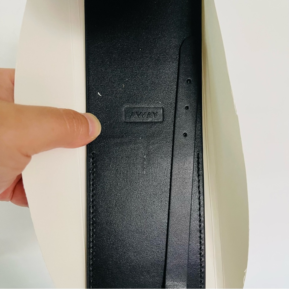๐น Away Travel Black Leather Luggage Tag Accessory - Picture 3 of 7